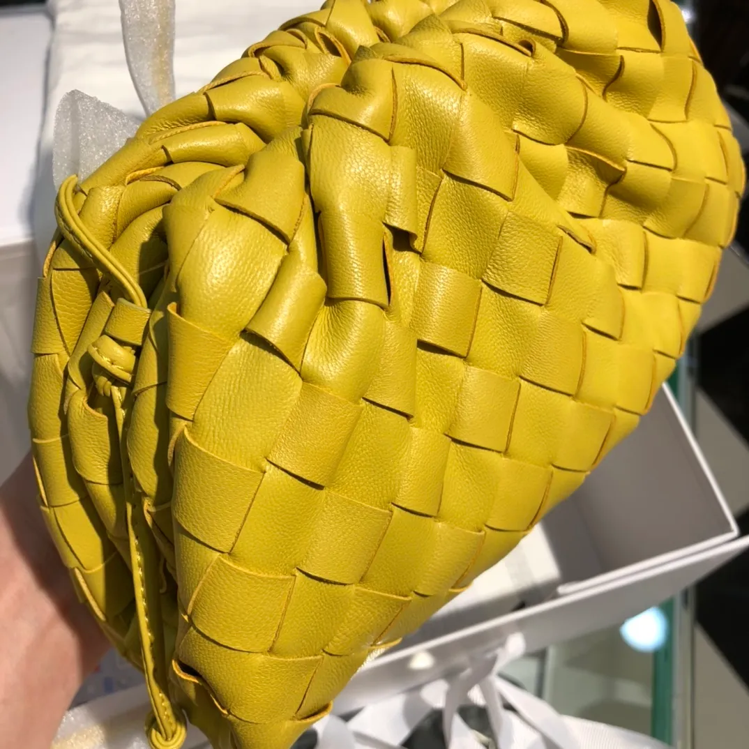 BV cloud bag new color available coarse weave large grid weave corn yellow the pouch cloud bag Needless to say, this year's most popular trend is not without its reason. The minimalist design with a little wrinkles is both advanced and a bit lazy. After the new designer came, he directly changed it to a large weave and became super youthful. It also has a touch of fashion. You must buy it. This year's must-have bag Size: 22×12×7cm